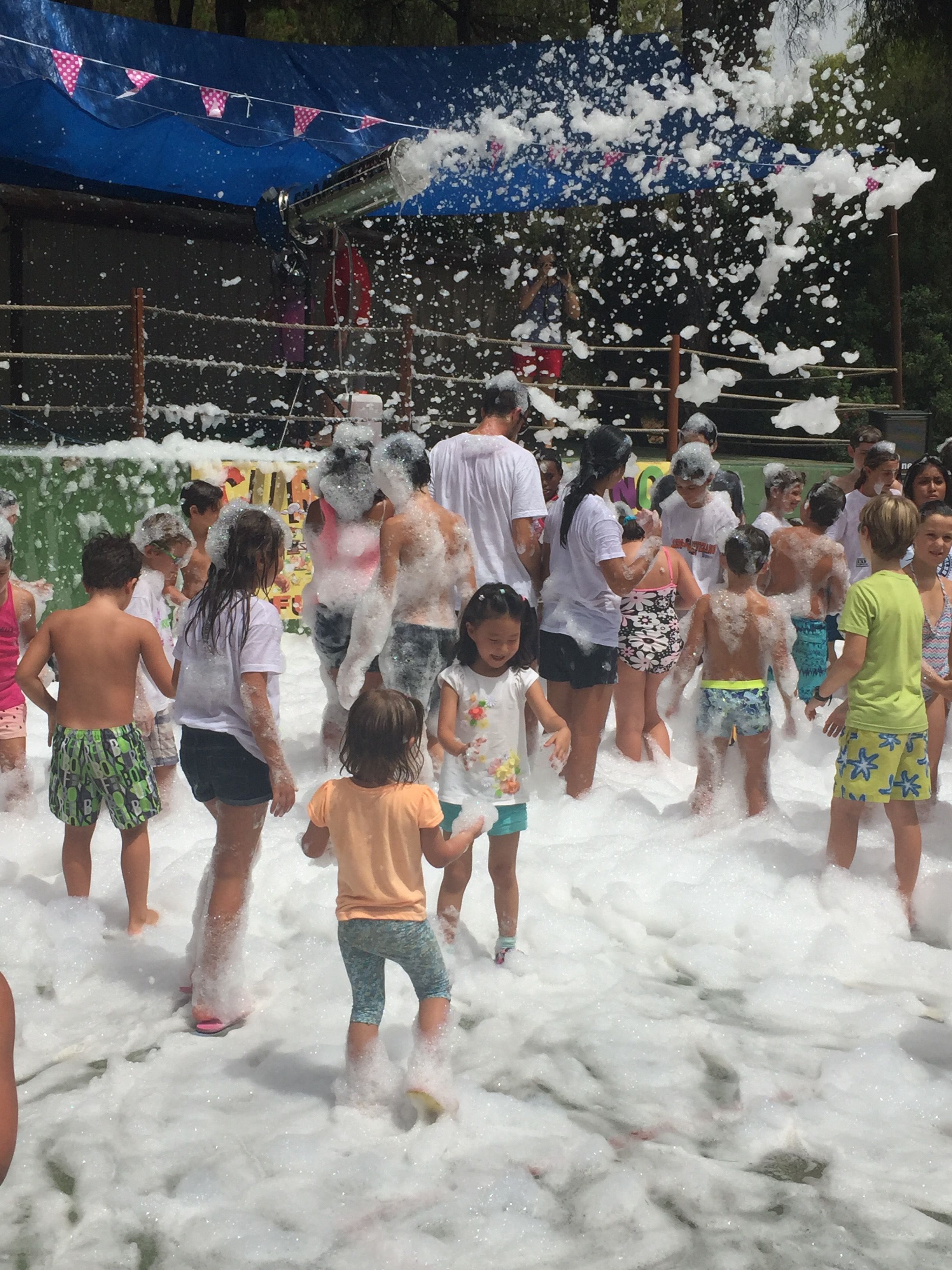 Chicos jugando con espuma