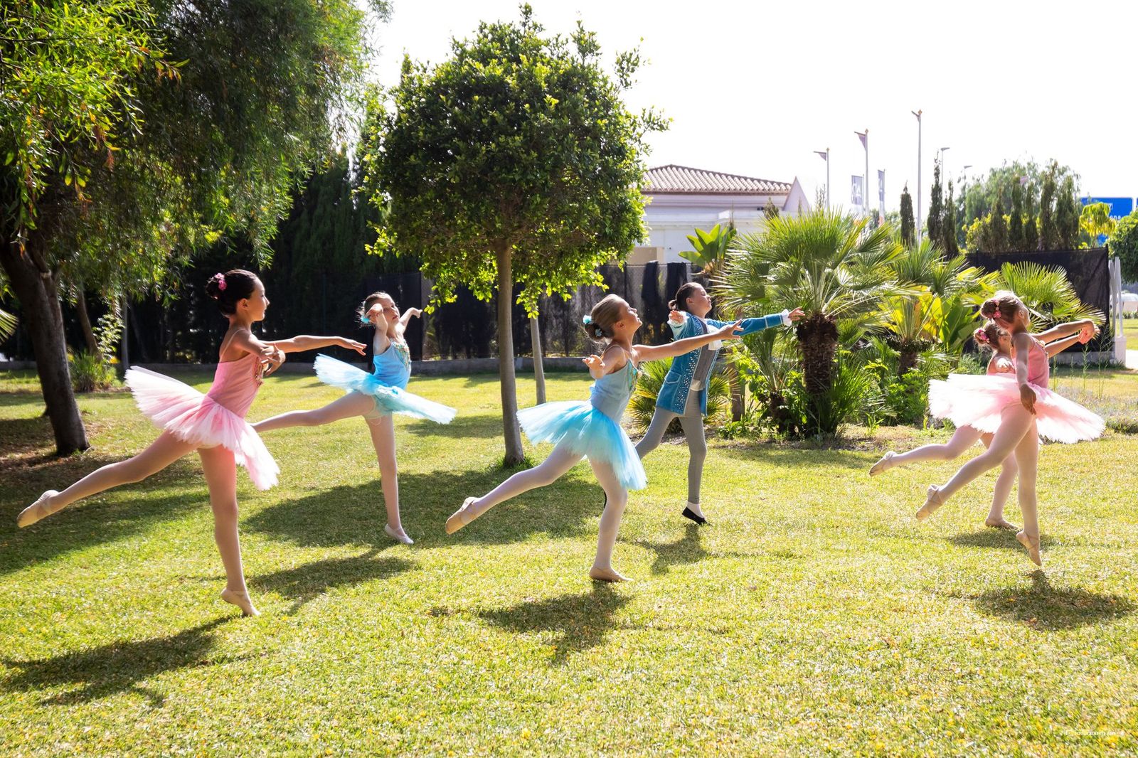 Chicas bailando en cesped