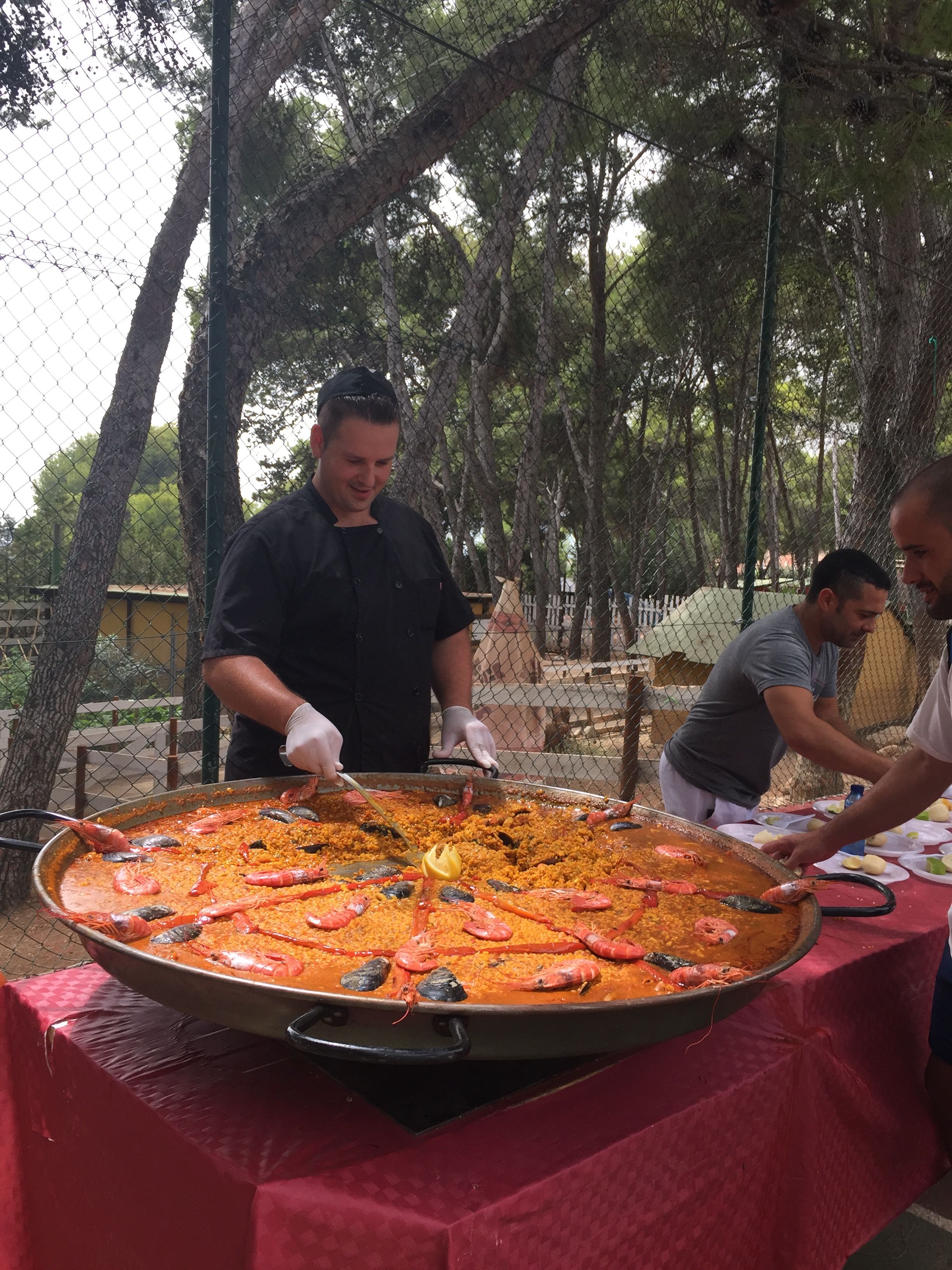 Chico preparando una paella 